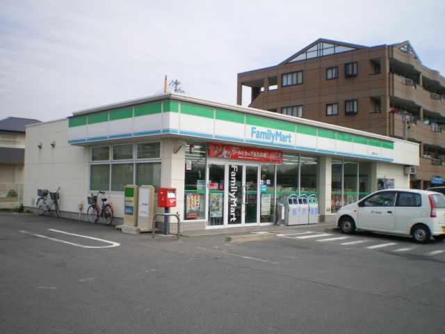 コンビニ　ファミリーマート（コンビニ）まで800m