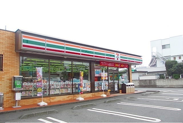 コンビニ　セブンイレブン（コンビニ）まで550m