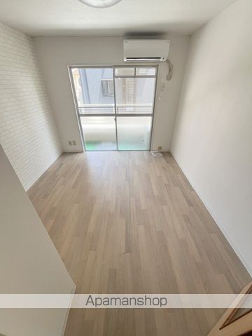 ライヴリー加納の居間写真