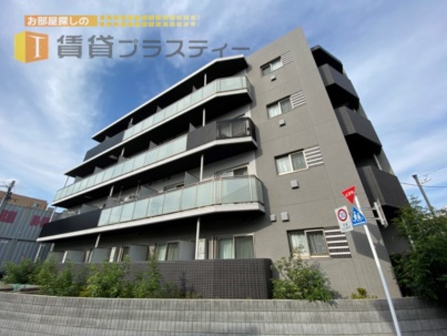 建物外観　シックな色使いが目を惹きます。