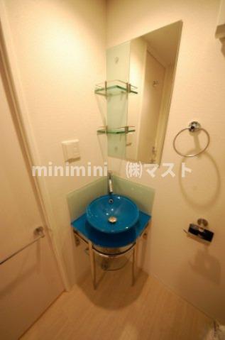洗面設備　部屋によりカラーが違います。