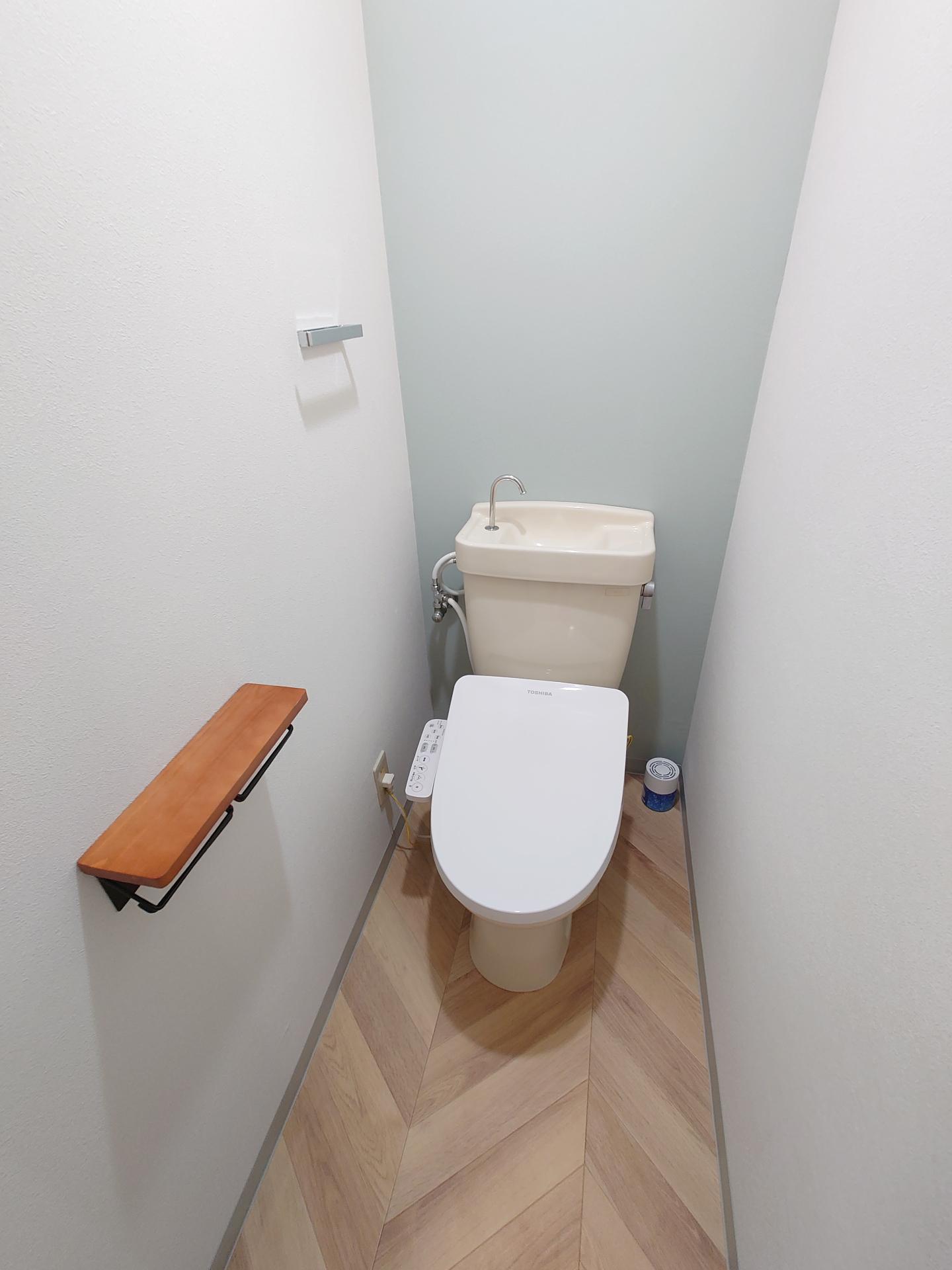 トイレ　ウォシュレットは交換済。お客さんにも気兼ね無くご案内できます