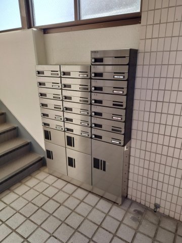 その他共有部分　キレイで便利な郵便受けと宅配ボックスが設置されています