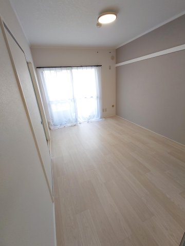 その他　日当たりの良い、マットで落ち着いた雰囲気の洋室です