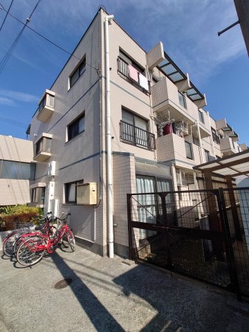 建物外観　外壁はタイル張りで綺麗なコンクリートの建物です