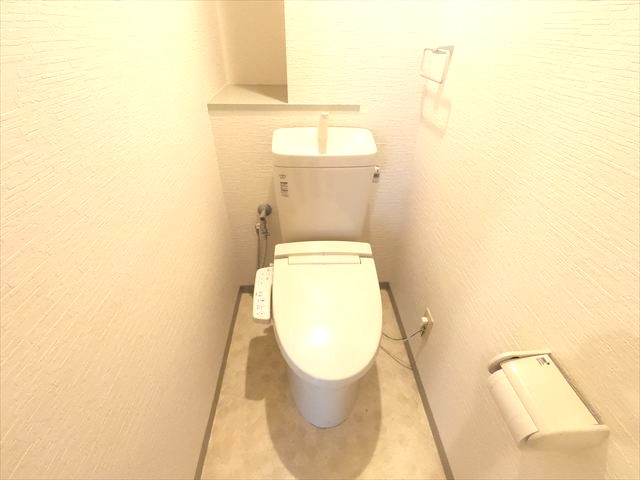 トイレ　収納あり、ウォシュレット付きのトイレ