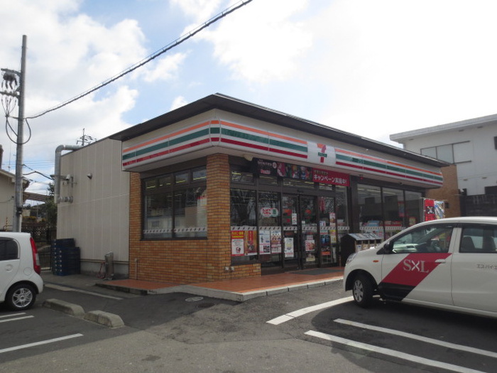 コンビニ　セブンイレブン男山指月店（コンビニ）まで736m