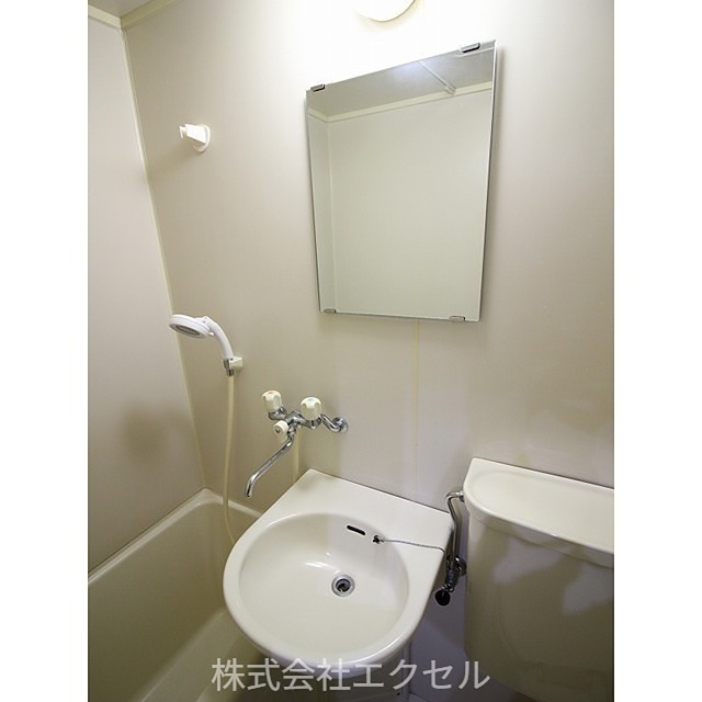 洗面設備　鏡付きの洗面所です。
