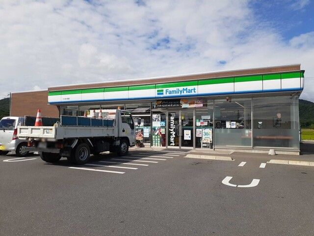 コンビニ　ファミリーマート小田店（コンビニ）まで1000m