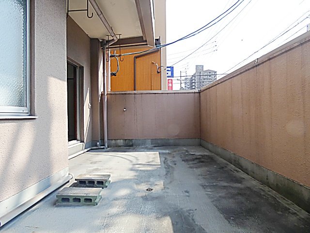 バルコニー　お洗濯にも便利な広々としたバルコニー付き