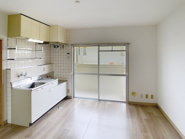 居室・リビング　掲載写真は空室の別部屋を掲載しております。実際のお部屋と仕様