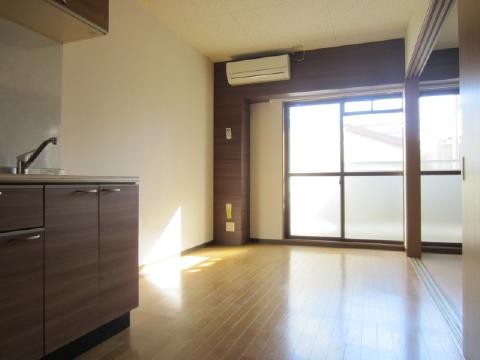 居室・リビング　木目調のアクセントカラーの入った落ち着いたお部屋です