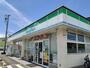 コンビニ　ファミリーマート 岩出西国分店様（コンビニ）まで700m
