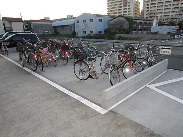 駐車場　駐車場があるので、車を買う予定の方も安心です