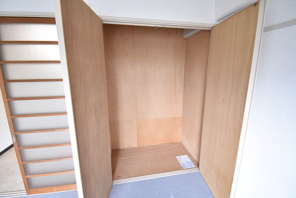 収納　※同建物の別のお部屋の写真です。