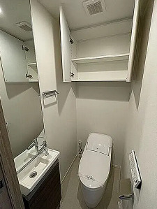 トイレ　落ち着いた色調のトイレです