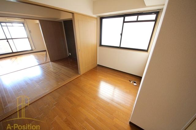 ロイヤルヒルIの居間写真