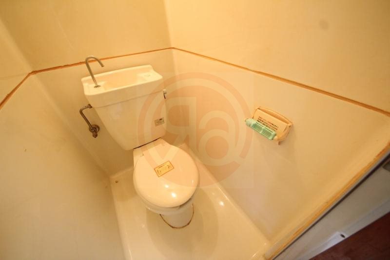 トイレ　落ち着いた色調のトイレです