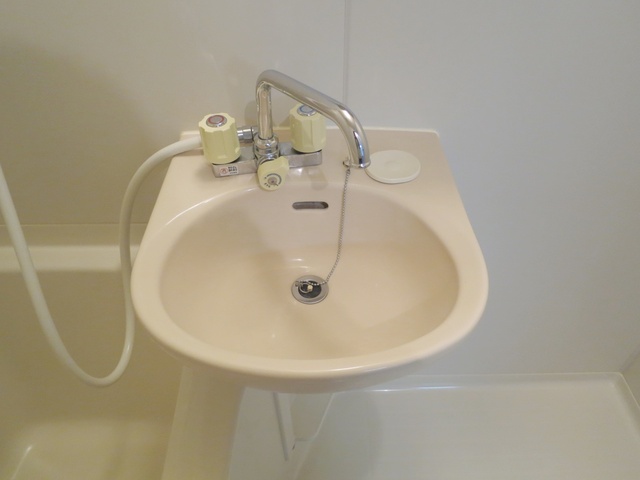 洗面設備　バスルーム内に洗面台が付いています。