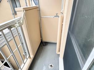 バルコニー　洗濯機置き場はバルコニーにあります♪