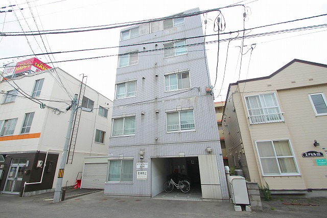 札幌市北区北三十五条西のマンションの建物外観