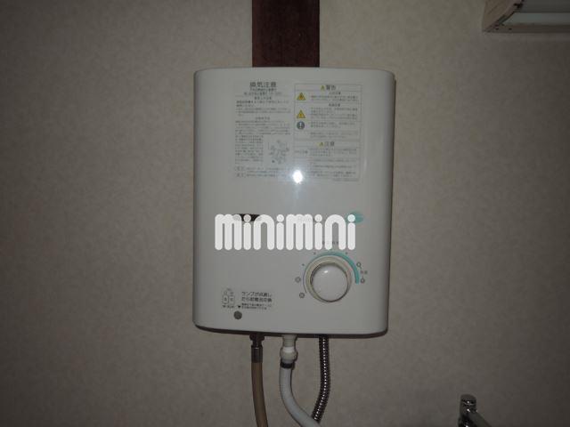 その他設備　キッチンに設置されている湯沸かし器です。