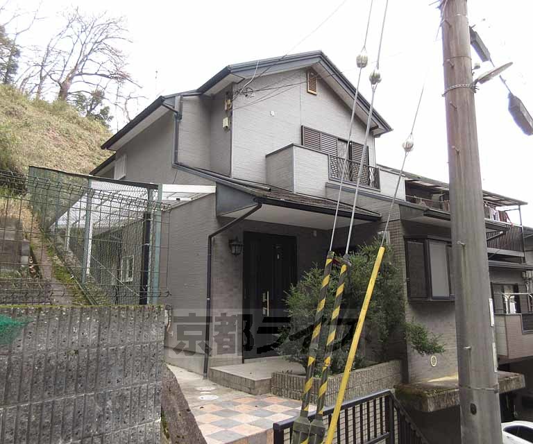 上花山桜谷貸家の建物外観