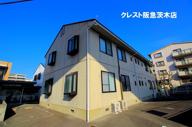 茨木市東奈良のアパートの建物外観