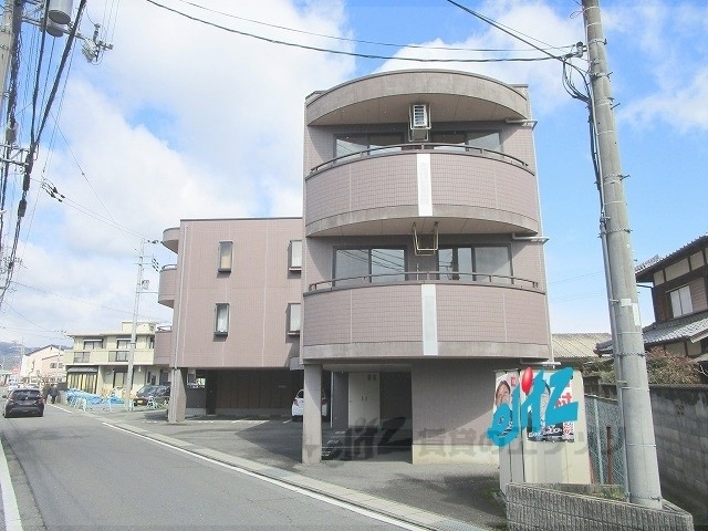亀岡市大井町土田のマンションの建物外観