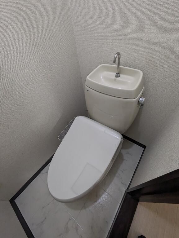 トイレ　温水洗浄便座