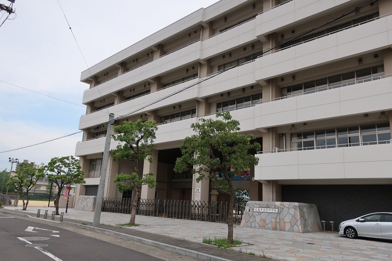 中学校　丸亀市立西中学校（中学校）まで902m