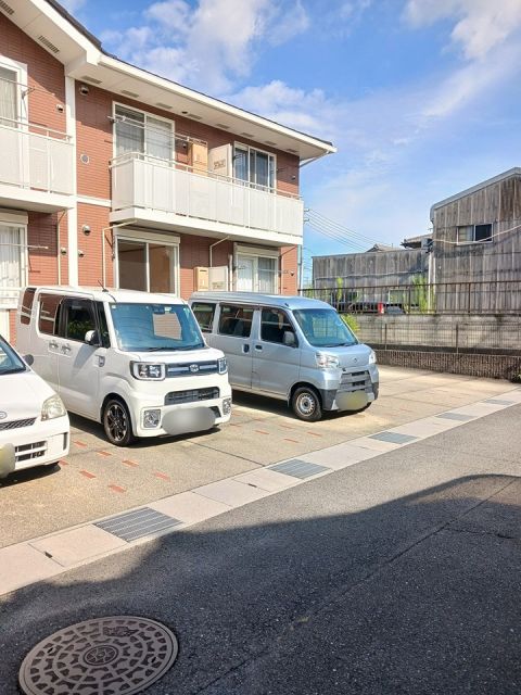 【四日市市八田のアパートの駐車場】