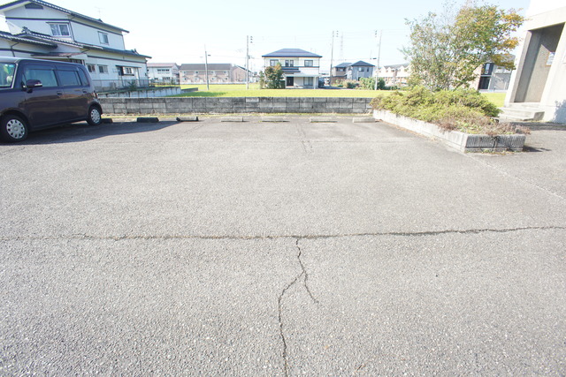 【グランディール岩月の駐車場】