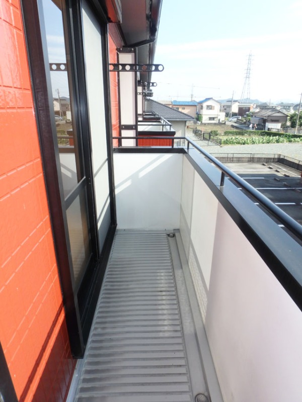 バルコニー　赤い壁がとても目を引きます！！