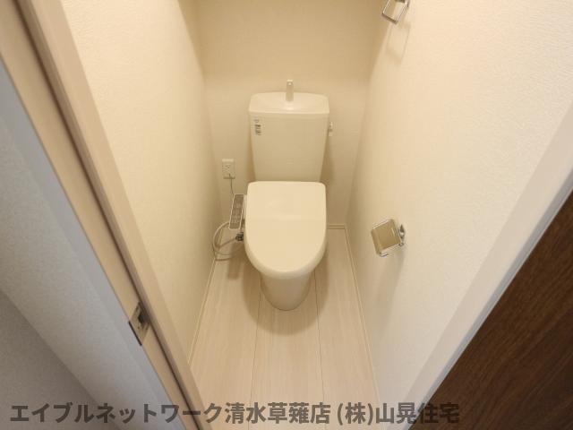 トイレ　落ち着いた色調のトイレです