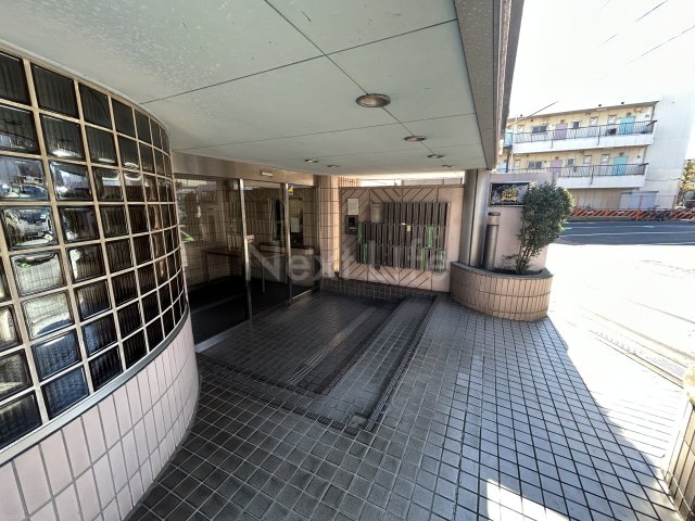 【川崎市川崎区浜町のマンションのエントランス】