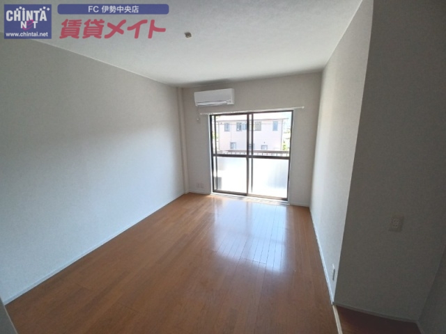 居室・リビング　同物件別部屋の写真です。