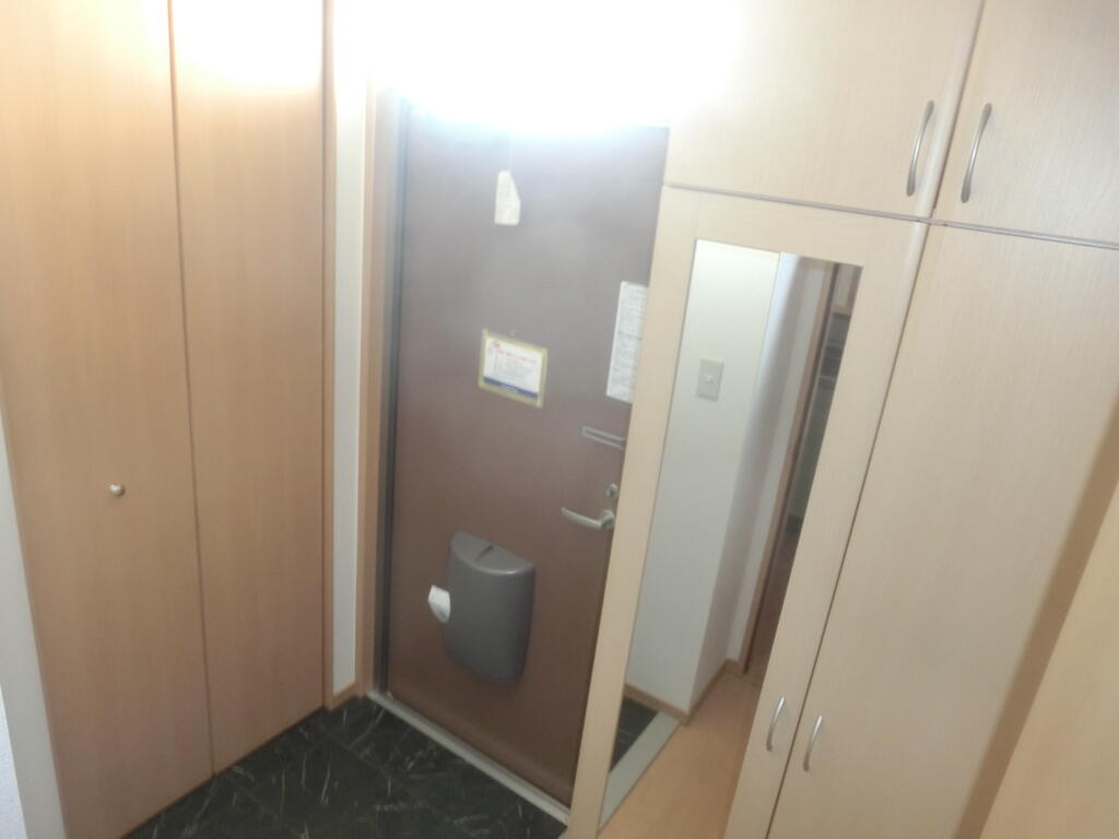 ＪＲ宇都宮線 宇都宮駅 バス乗車時間：10分 最寄りバス停で下車 徒歩3分 2階建 築21年の玄関写真