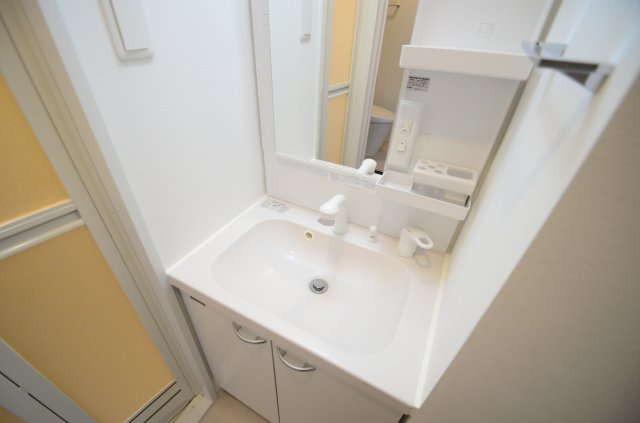 洗面設備　明るい洗面所です