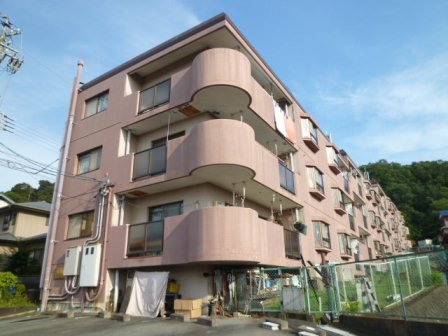 伊勢市浦口のマンションの建物外観