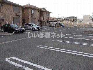 【鈴鹿市白子町のアパートの駐車場】