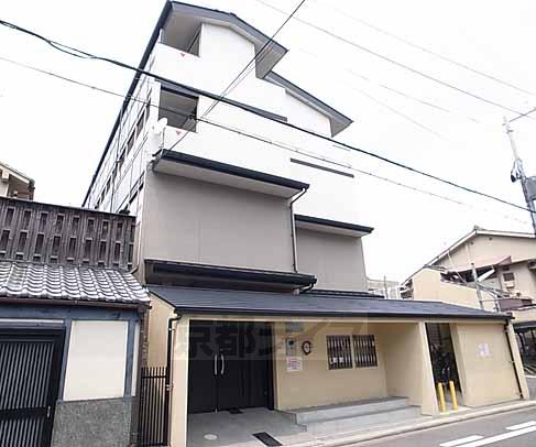 京都市中京区亀屋町のアパートの建物外観