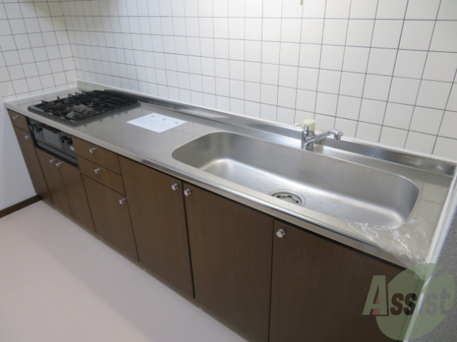 キッチン　広めのキッチン。充分過ぎる調理スペースです。