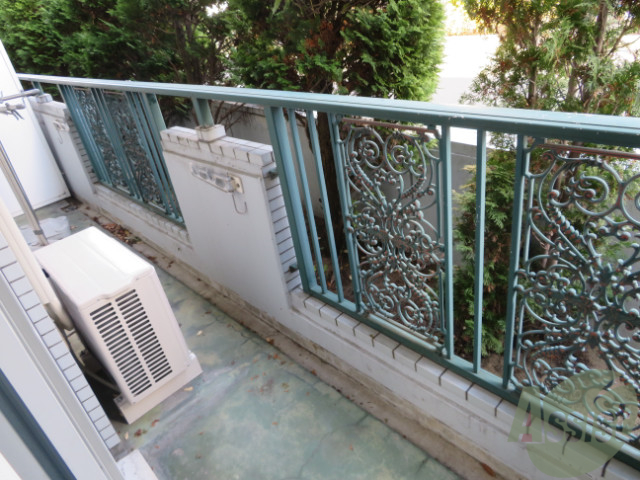 バルコニー　バルコニーです。とても広く洗濯物干しにも困りませんね。