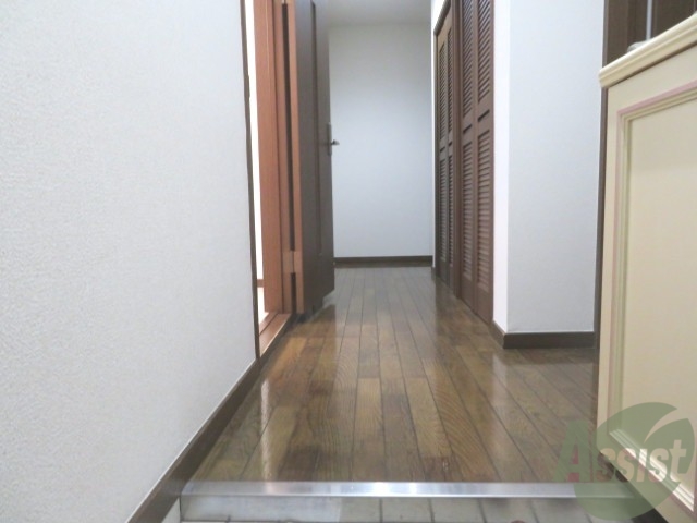 玄関　玄関から見たものです。落ち着いた色のフローリングです。