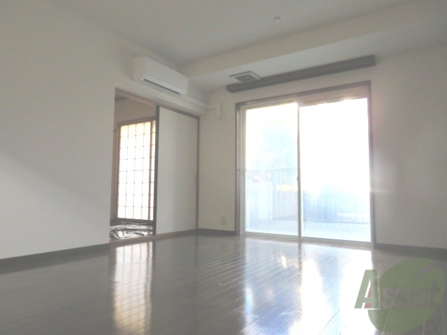 居室・リビング　フローリングはとても綺麗。大きめの掃き出し窓ですね。