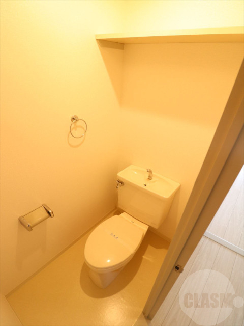 トイレ　収納に困らない棚付きトイレ