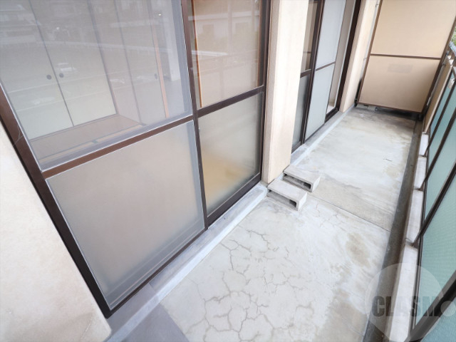 バルコニー　明るいバルコニー