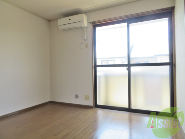 居室・リビング　お部屋は南向きで日当たりも良さそうです。大きな窓も良いですね