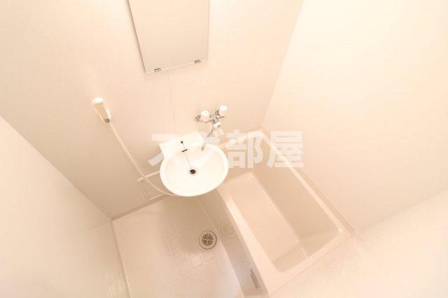 バス・シャワールーム　浴室乾燥機付きにより冬場でも洗濯物が安心して乾かせます。